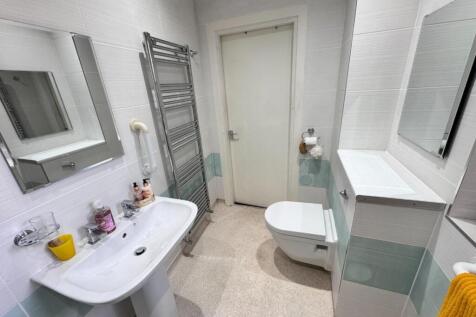 GROUND FLOOR SHOWER ROOM