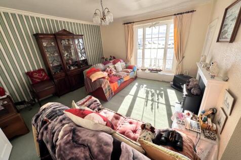 BEDROOM ONE / FIRST FLOOR LOUNGE