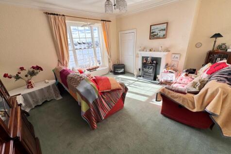 BEDROOM ONE / FIRST FLOOR LOUNGE