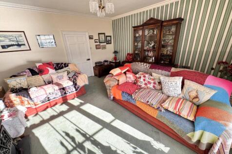 BEDROOM ONE / FIRST FLOOR LOUNGE