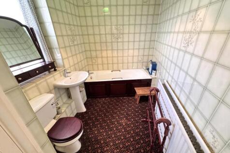 FIRST FLOOR BATHROOM