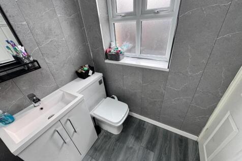 GROUND FLOOR BATHROOM