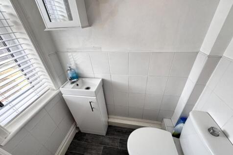 EN-SUITE WASH ROOM