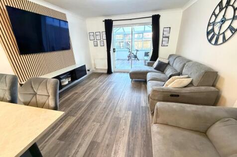 OPEN PLAN LIVING AREA