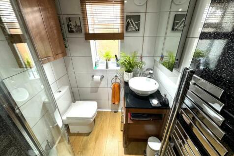 GROUND FLOOR SHOWER ROOM