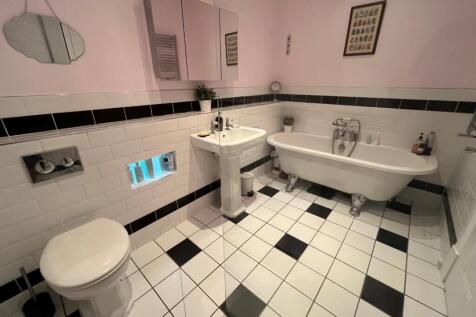EN-SUITE TO BEDROOM ONE