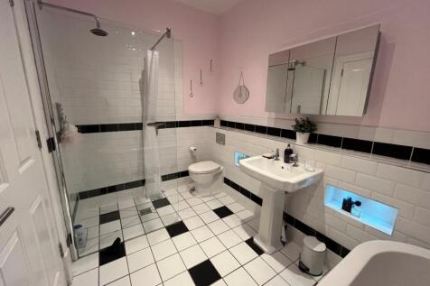 EN-SUITE TO BEDROOM ONE