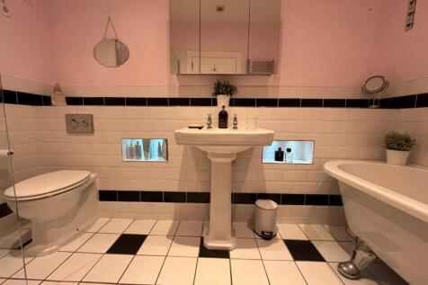 EN-SUITE TO BEDROOM ONE