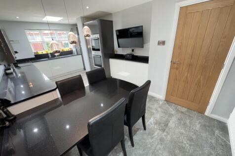 KITCHEN/BREAKFAST TOOM