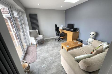 BEDROOM FIVE / RECEPTION ROOM