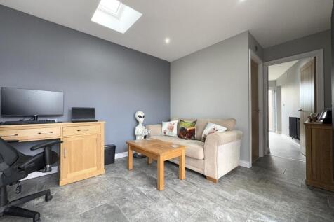 BEDROOM FIVE / RECEPTION ROOM