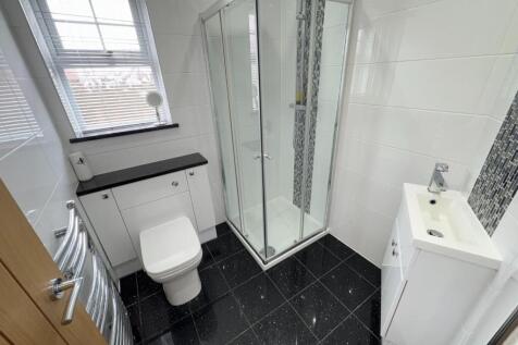 GROUND FLOOR SHOWER ROOM
