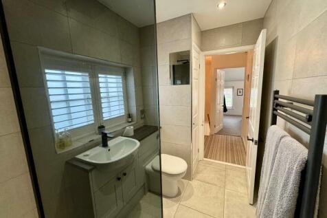 EN-SUITE SHOWER ROOM