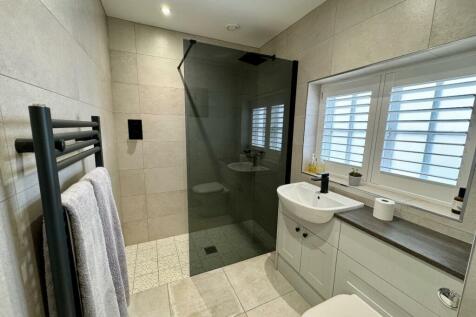 EN-SUITE SHOWER ROOM