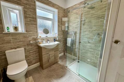 SHOWER ROOM/W.C.