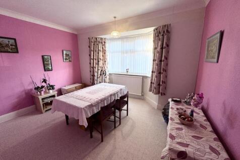 BEDROOM 2/ DINING ROOM