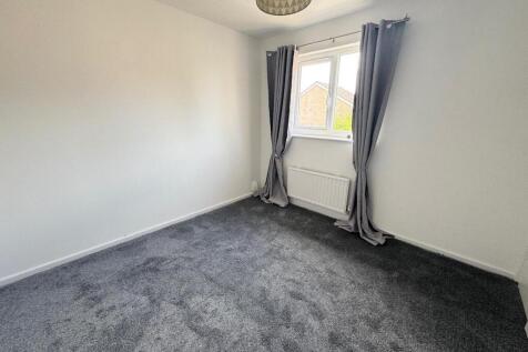 BEDROOM 1 ( FRONT)