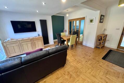 Kitchen/ Dining Room