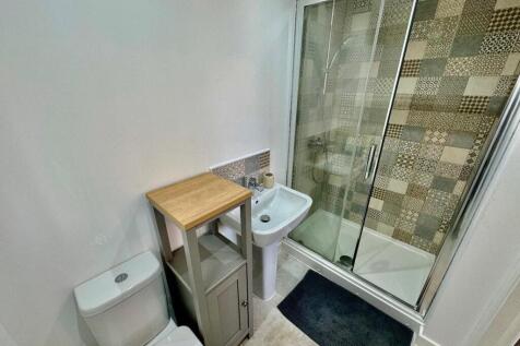 EN-SUITE SHOWER ROOM