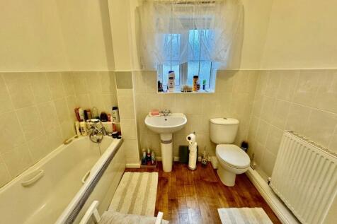 Family Bathroom/w.c.