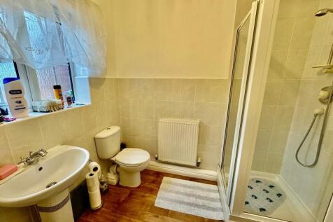 Family Bathroom/w.c.