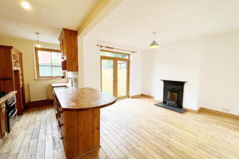 KITCHEN / DINING AREA