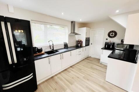 Kitchen / Dining room.