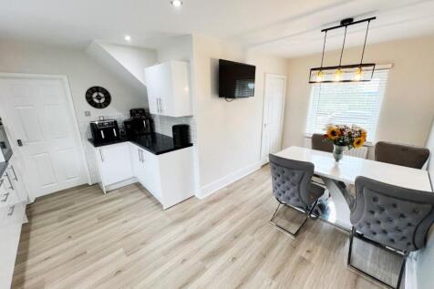Kitchen / Dining room.