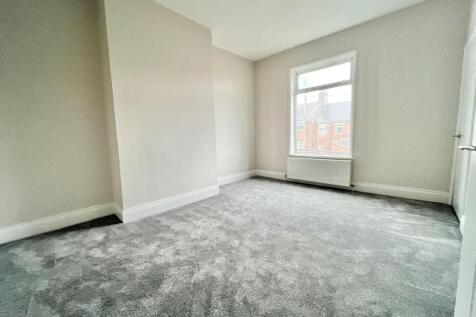 Bedroom (rear)