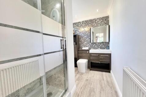 First floor bedroom en-suite