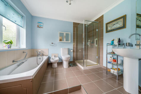En-Suite Bathroom