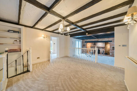Lounge/Dining Area