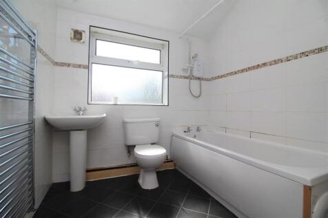 255 Oundle Flat 1 Bathroom.jpg