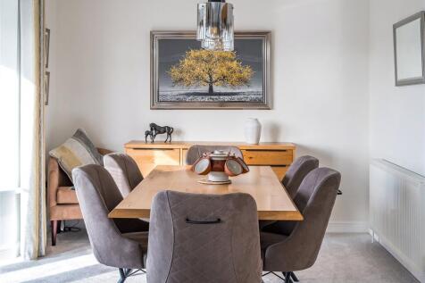 Lifestyle Diner Shot