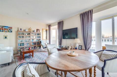 Living Room/Dining