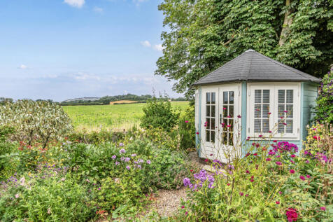 Garden &amp; Summerhouse