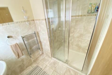 Ensuite shower ro...