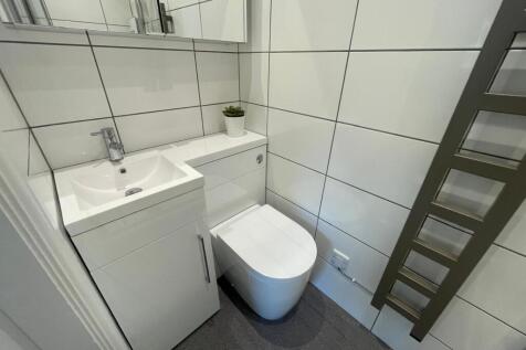 Flat 3. Toilet.jpg