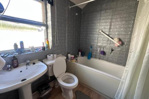 5 Groundfloor Bathroom.jpg