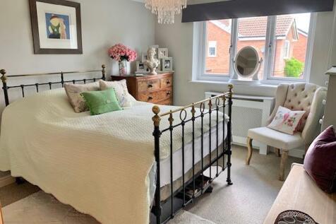 Bedroom 1.jpg