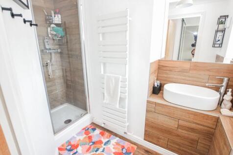 Principal Bedroom En-Suite