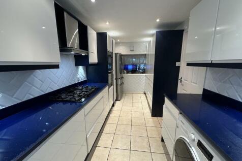 3 - Kitchen to Lounge.jpg