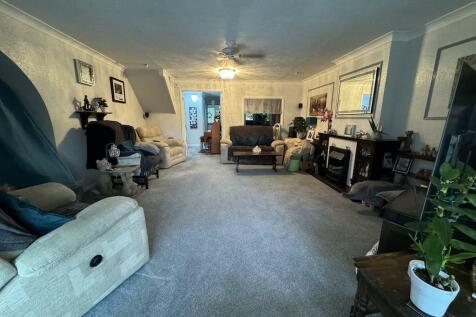 4 - Lounge.jpg