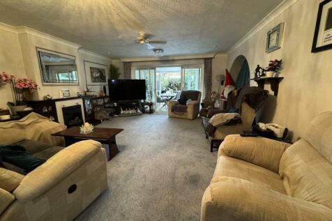 5 - Lounge to Conservatory.jpg