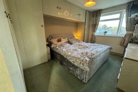 21 - Bedroom 1.jpg
