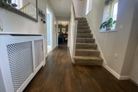 8 - Spacious Hallway.jpg