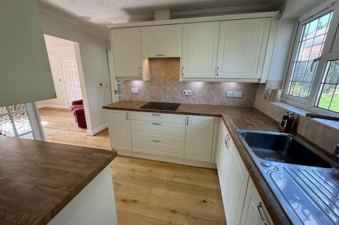 10 - Kitchen to Lounge.jpg