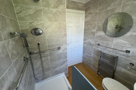 18 - Shower Room_.jpg