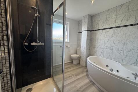 12 - Bathroom.jpg