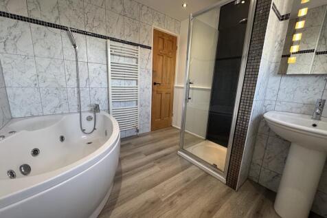 13 - Jacuzzi bath.jpg